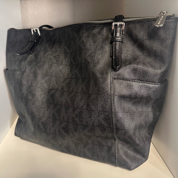 Michael Kors Charlotte Large Saffiano Leather Tote – Top Zip, Silver Hardware - Picture 3 of 5